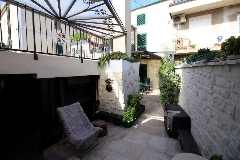 Hobbit Apartments Zadar 0*,  Croatia