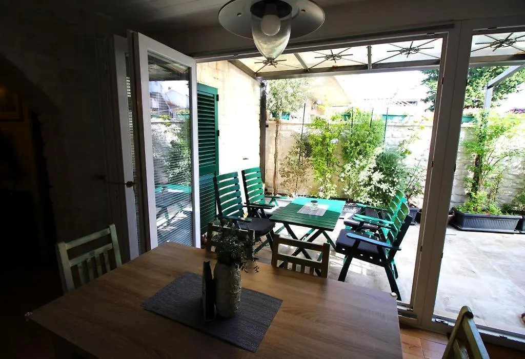 Hobbit Apartments Zadar 0*,